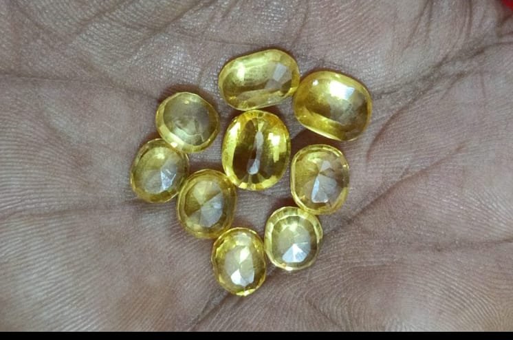 Kanaka pusyaragam (yellow sapphire)